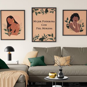 Op de afbeelding: Drie ingelijste illustraties van vrouwen met een bruine huid en bloemmotieven. Het middelste frame bevat de tekst "Mujer Poderosa Con Piel Morena".