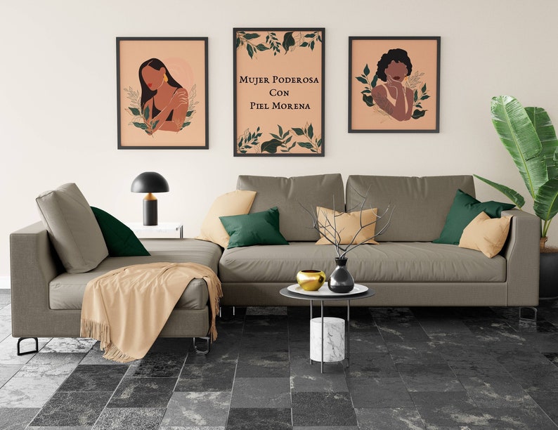 Op de afbeelding: Drie ingelijste illustraties van vrouwen met een bruine huid en bloemmotieven. Het middelste frame bevat de tekst "Mujer Poderosa Con Piel Morena".