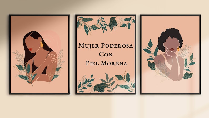 Op de afbeelding: Drie afdrukbare kunstprints met een perzikkleurige achtergrond en groen gebladerte. De middelste print bevat de tekst "MUJER PODEROSA CON PIEL MORENA". De linker en rechter prints tonen een silhouet van een vrouw met een bruine huid en lang donker haar.