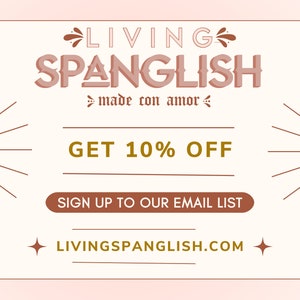 Op de afbeelding: Een roze en witte grafiek met de tekst "LIVING SPANGLISH" in een gestileerd lettertype. De tekst "made con amor" staat onder de hoofdtekst. De tekst "GET 10% OFF" staat in een gouden lettertype. De tekst "SIGN UP TO OUR EMAIL LIST" staat in een bruin rechthoek. De tekst "LIVINGSPANGLISH.COM" staat in een gouden lettertype. De grafiek heeft een roze achtergrond met bruine zonnestralenontwerpen aan de linker- en rechterkant.