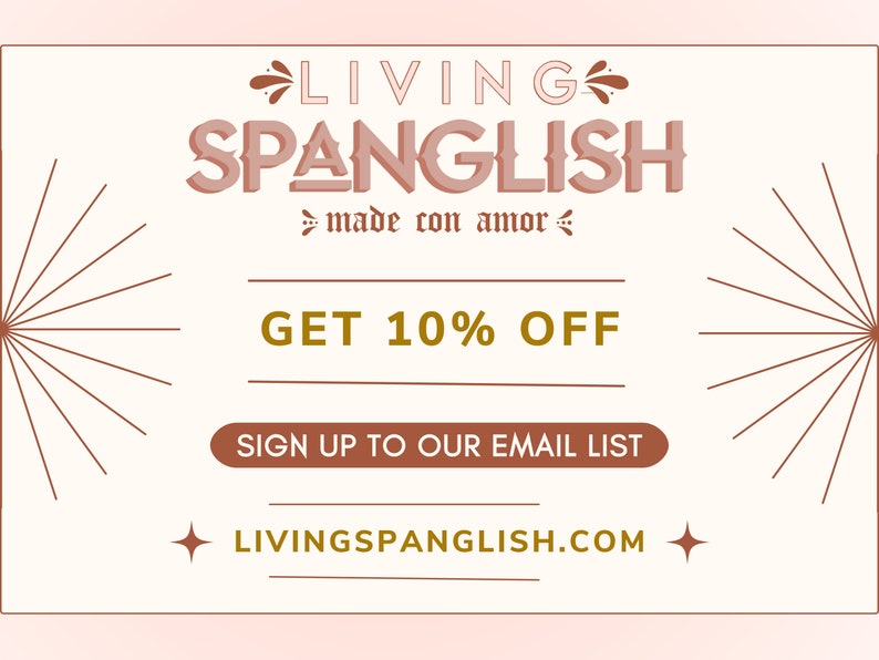 Op de afbeelding: Een roze en witte grafiek met de tekst "LIVING SPANGLISH" in een gestileerd lettertype. De tekst "made con amor" staat onder de hoofdtekst. De tekst "GET 10% OFF" staat in een gouden lettertype. De tekst "SIGN UP TO OUR EMAIL LIST" staat in een bruin rechthoek. De tekst "LIVINGSPANGLISH.COM" staat in een gouden lettertype. De grafiek heeft een roze achtergrond met bruine zonnestralenontwerpen aan de linker- en rechterkant.
