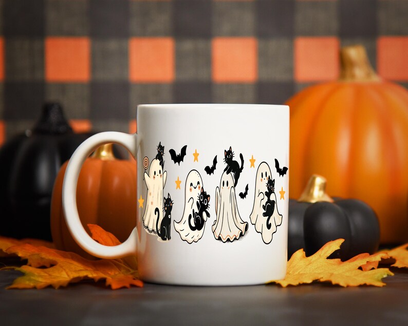 Pu&ograve; includere: Tazza in ceramica bianca con un design di Halloween. Presenta fantasmi dei cartoni animati, gatti neri, pipistrelli e stelle. La tazza ha un manico bianco ed &egrave; ambientata sullo sfondo di zucche e foglie autunnali.