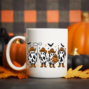 Pu&ograve; includere: Tazza in ceramica bianca con un design a tema Halloween. Il design presenta fantasmi dei cartoni animati vestiti da cowboy, con cappelli, stivali e pistole. I fantasmi hanno macchie bianche e nere. La tazza &egrave; decorata con pipistrelli e stelle.