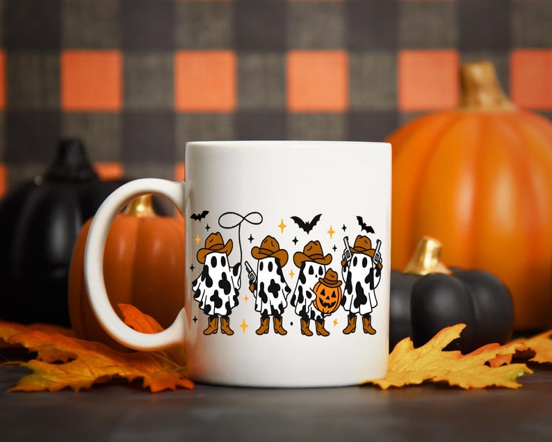 Pu&ograve; includere: Tazza in ceramica bianca con un design a tema Halloween. Il design presenta fantasmi dei cartoni animati vestiti da cowboy, con cappelli, stivali e pistole. I fantasmi hanno macchie bianche e nere. La tazza &egrave; decorata con pipistrelli e stelle.