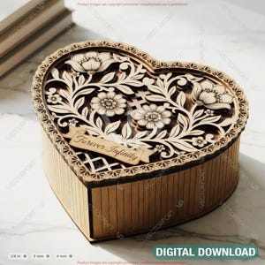 Könnte beinhalten: Herzförmige Holzbox mit aufwendigen Blumenschnitzereien auf dem Deckel. Die Box hat einen dekorativen Rand und die Worte "Forever Infinity" auf einem kleinen Holzbanner. Die Box ist aus hellbraunem Holz gefertigt.