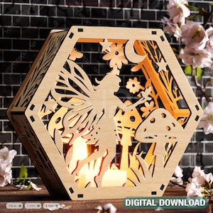 Könnte beinhalten: Sechseckige Holz-Feenlichtbox mit aufwendigen Ausschnitten. Sie zeigt eine Fee, Pilze, Blumen und einen Mond. Die Box wird von innen beleuchtet und erzeugt ein warmes Leuchten. Der Text "DIGITALER DOWNLOAD" ist sichtbar.