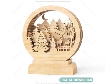 Puede incluir: Un globo de nieve navideño de madera con un diseño de corte detallado de una escena de invierno. La escena incluye una casa, árboles, un muñeco de nieve y ciervos. El globo de nieve está sobre una base de madera.