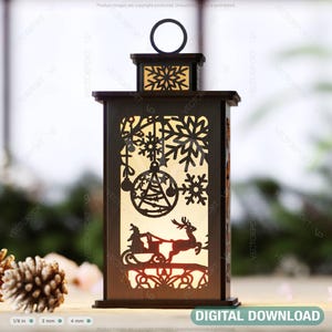 Op de afbeelding: Een houten kerstlampion met een uitgesneden ontwerp van sneeuwvlokken, een rendier en een kerstboom. De lampion wordt van binnenuit verlicht en geeft een warm gloed.