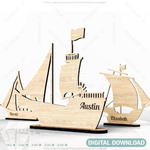 Puede incluir: Tres soportes de tarjetas de lugar de madera con forma de barco con los nombres Harold, Austin y Elizabeth. Los barcos están hechos de madera marrón claro y tienen un diseño simple.