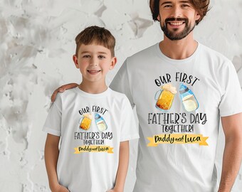 Notre premier ensemble de chemises assorties pour la fête des pères, nom personnalisé, grenouillère à bière PNG, numérique