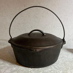 Vintage Unbranded USA Cast Iron #8 Dutch Oven W/Dome Lid 10”