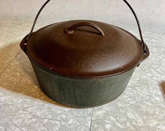Vintage Lodge Cast Iron Dutch Oven #8, Sturdy Bail with Lid