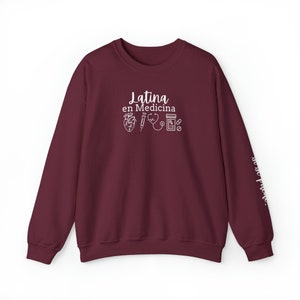 Latina en Medicina Heavy Blend Crewneck Sweatshirt w/ L Sleeve Si Se Puede!