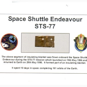 Carte / présentoir avec un fragment de couverture thermique Original Nasa STS - 77 (USA - 017**)