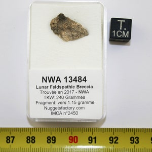 Meteorito lunar NWA 13484 em uma caixa - Brecha Feldspática (NWA -1,15 grama - 026 **)