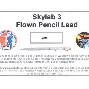 Carte / présentoir avec un fragment Original de segment de mine de crayon Nasa Skylab 3 (USA - 050**)