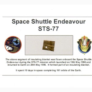 Carte / présentoir avec un fragment de couverture thermique Original Nasa STS - 77 (USA - 059**)