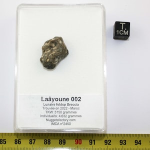 Meteorito lunar Laâyoune 002 em caixa Feld Breccia (Marrocos - 4.632 gramas - 016 **)