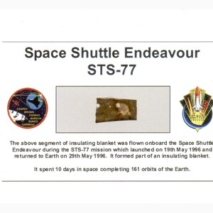 Carte / présentoir avec un fragment de couverture thermique Original Nasa STS - 77 (USA - 015**)