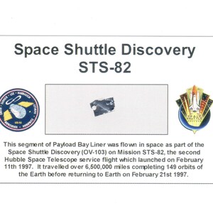 Carte / présentoir avec un fragment Original de couverture thermique Nasa STS - 82 (USA - 055**)
