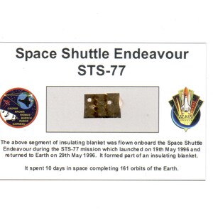 Carte / présentoir avec un fragment de couverture thermique Original Nasa STS - 77 (USA - 012**)