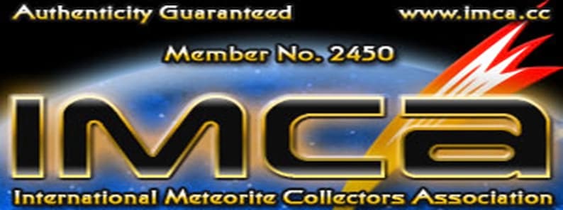Puede incluir: Un logotipo negro y dorado para la International Meteorite Collectors Association (IMCA) con el texto "Authenticity Guaranteed" y "Member No. 2450" y la direcci&oacute;n del sitio web "www.imca.cc".