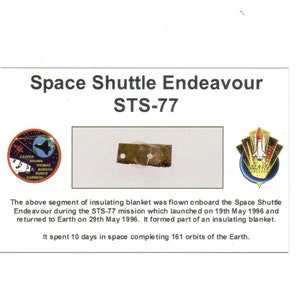 Carte / présentoir avec un fragment de couverture thermique Original Nasa STS - 77 (USA - 023**)