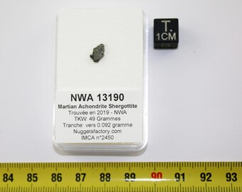 Tranche de météorite martienne NWA 13190 dans une boite - Ach Shergottite (NWA - 0.092 gramme - 002 **)