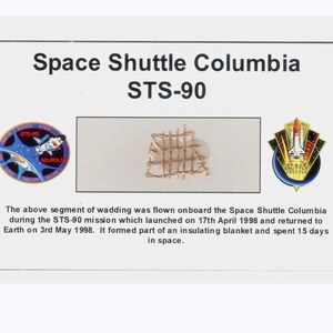 Carte / présentoir avec un fragment original de couverture thermique Nasa STS - 90 (USA - 030**)