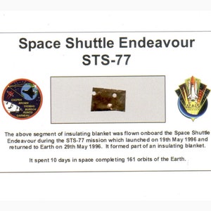 Carte / présentoir avec un fragment de couverture thermique Original Nasa STS - 77 (USA - 011**)