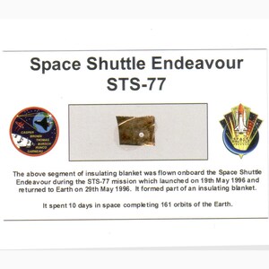 Carte / présentoir avec un fragment de couverture thermique Original Nasa STS - 77 (USA - 025**)