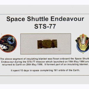 Carte / présentoir avec un fragment de couverture thermique Original Nasa STS - 77 (USA - 021**)