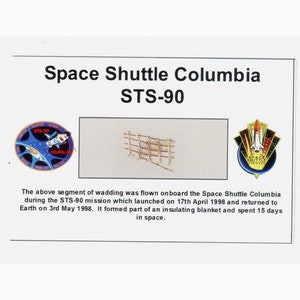 Carte / présentoir avec un fragment original de couverture thermique Nasa STS - 90 (USA - 026**)