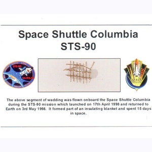 Carte / présentoir avec un fragment original de couverture thermique Nasa STS - 90 (USA - 028**)