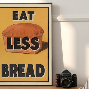 Pode incluir: Um cartaz de estilo vintage com fundo amarelo e texto preto que diz "Coma Menos Pão". Uma fatia de pão é representada no centro do cartaz.