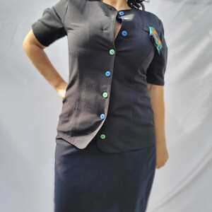 Vintage zwarte blazer – korte mouwen, kleurrijke knopen, getailleerde zomerjas