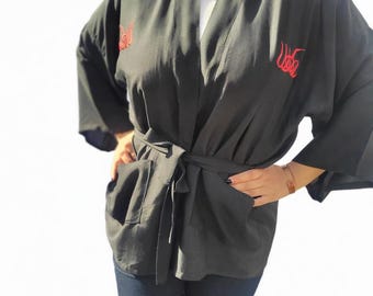 Bata corta tipo kimono – Viscosa negra con bordados coloridos, talla L, prenda ligera de estilo bohemio para combinar con otras capas.