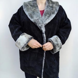 Giacca in pelle trapuntata vintage: collo e polsini in pelliccia, taglia 44
