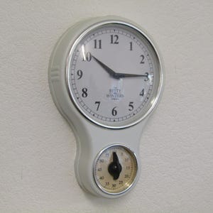 Reloj de pared de cocina Betty Winters Collection, color blanco con temporizador incorporado.