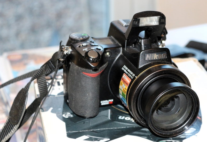 NIKON Coolpix E8800 Digital Camera 8mp 10x Zoom F/2.8 Boxed for Spares