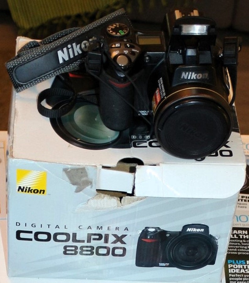 NIKON Coolpix E8800 Digital Camera 8mp 10x Zoom F/2.8 Boxed for Spares