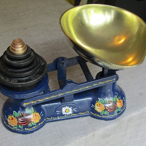 Balanças e pesos de cozinha vintage Salter em ferro fundido azul, arte de Alison Cockerell Dorset