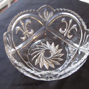 Cuenco vintage de vidrio prensado francés de 21,5 cm de diámetro con forma de flor de lis, para frutos secos y postres
