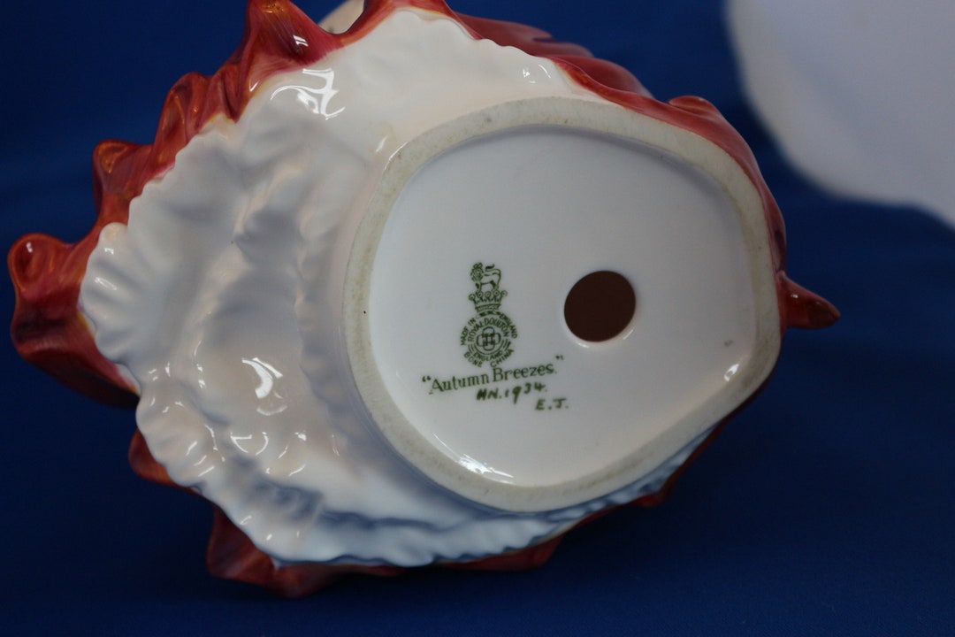 Porcelana Vintage Royal Doulton HN 1934 Autumn Breezes 20 cm de