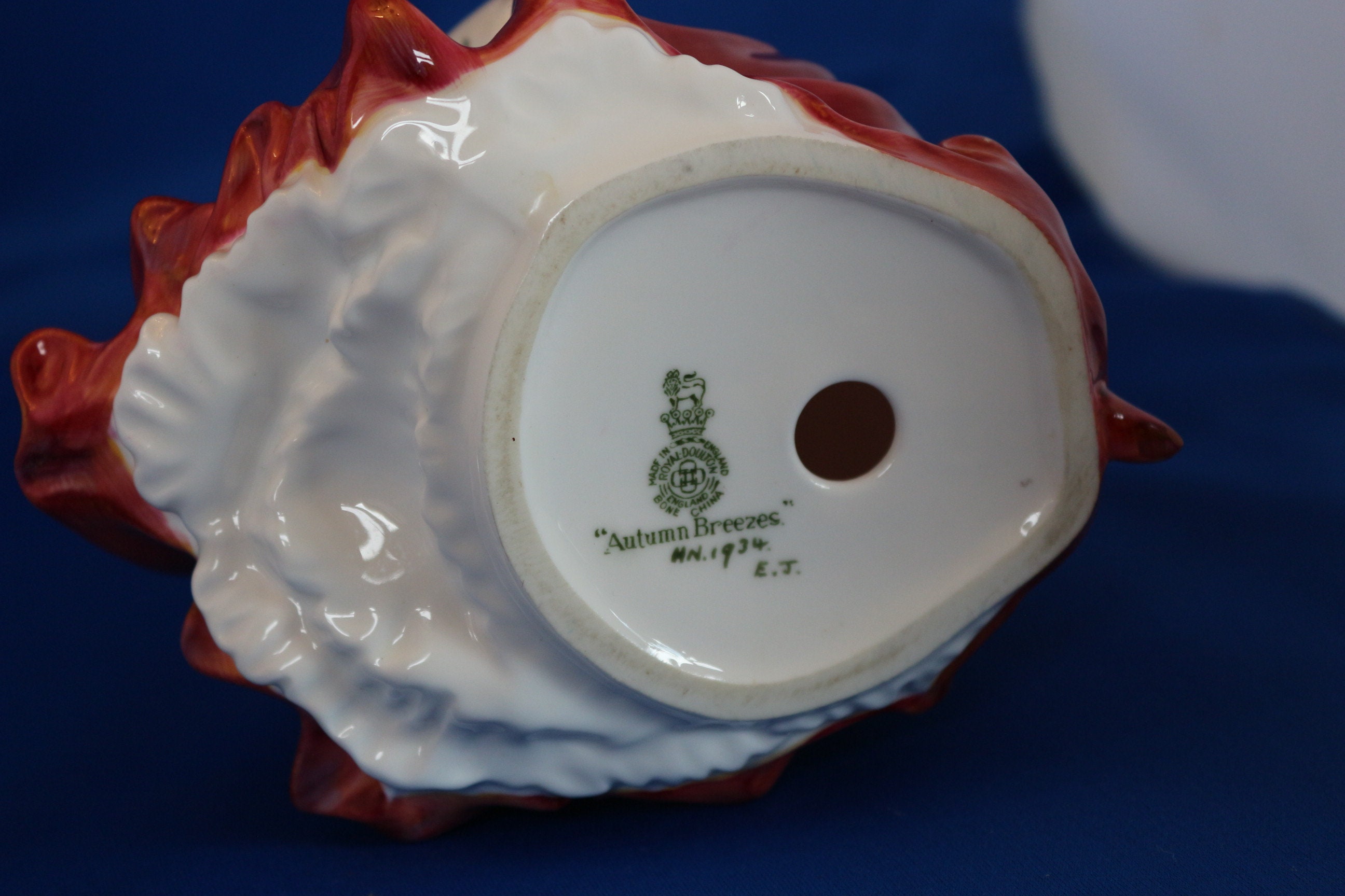   ロイヤルドルトンHN1934 ヴィンテージ 磁器 ロイヤルドルトン HN 1934 秋のそよ風 高さ 20 cm