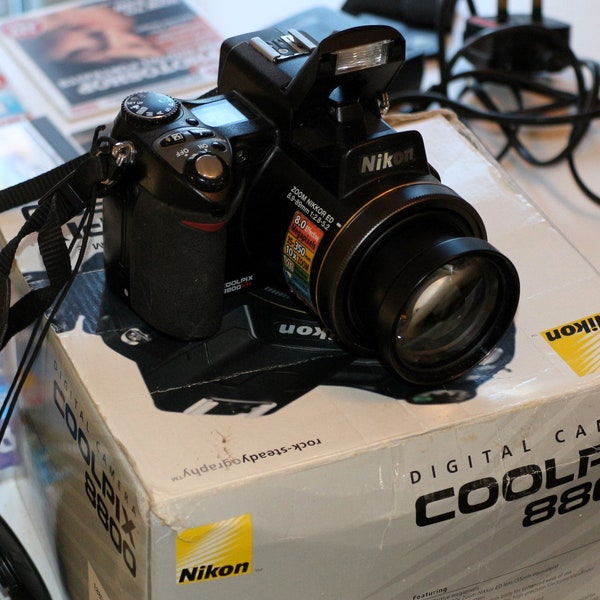NIKON Coolpix E8800 Digital Camera 8mp 10x zoom f/2.8 Boxed for spares or repair