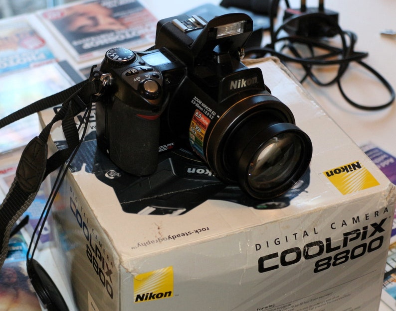 NIKON Coolpix E8800 Digital Camera 8mp 10x Zoom F/2.8 Boxed for Spares