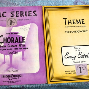 Op de afbeelding: Twee bladmuziekboeken, een paars en een geel. Het paarse boek is getiteld "Lilac Series" en bevat het "Chorale" uit Bachs cantate nr. 147. Het gele boek is getiteld "Theme" en bevat muziek uit Tsjaikovski's Concerto in b-mineur. Beide boeken kosten 1/-.