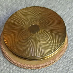 Vintage 1950s Le Rage Powder Compact & Pouch Round Gold Metal Engine Turned