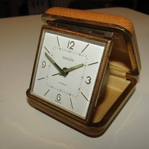 Vintage tysk EUROPA reseväckarklocka från 1960-talet, mekanisk uppdragbar, brunt fodral